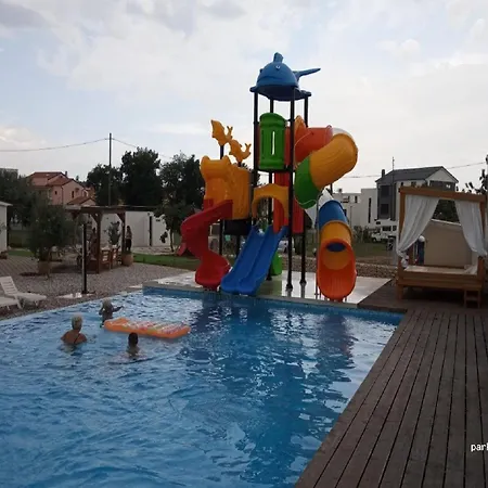 Dom wakacyjny Mobile Homes Karlo & Dino - Two Bedroom Mobile With Terrace Pula