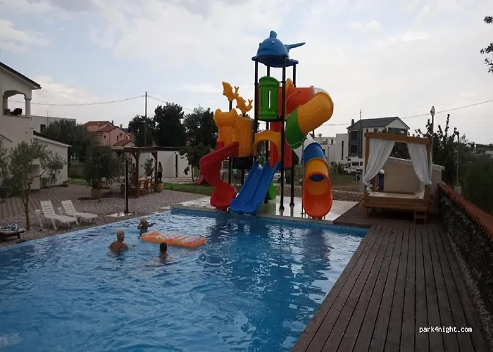 Дом отдыха Mobile Homes Karlo & Dino - Two Bedroom Mobile With Terrace Пула